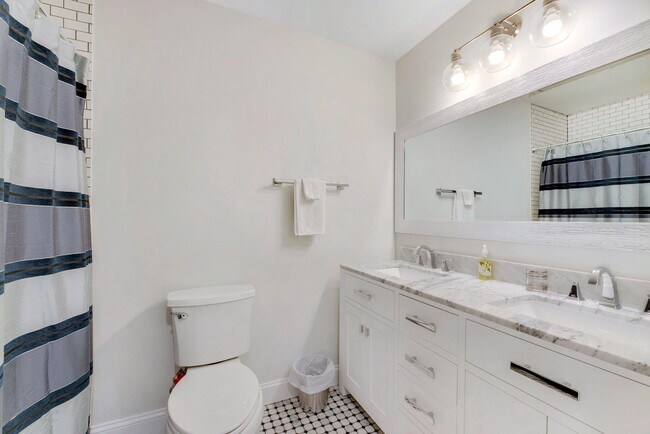 Building Photo - 2555 Youngs Ave