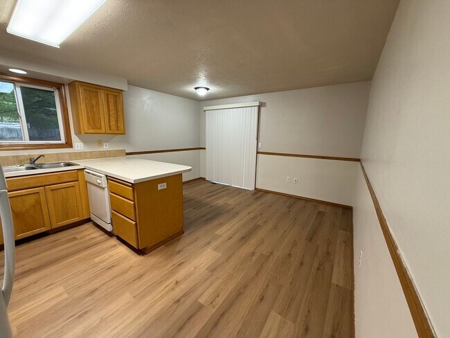 Building Photo - 3 Bedroom 1.5 Bath Home Fenced Yard, Shed ...