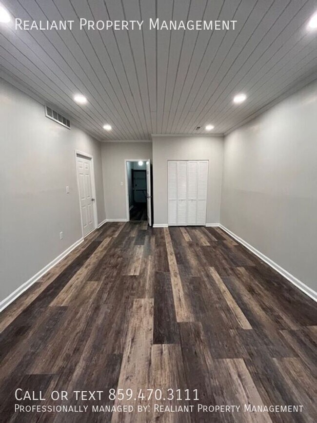 Building Photo - 353 Chase Pl