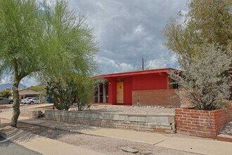 Building Photo - 618 N Medford Dr
