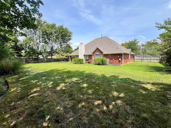 Building Photo - 5408 W Redbud St