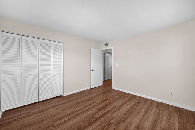 Building Photo - Bright and Spacious 2 Bedroom Condo in Spanish Pines