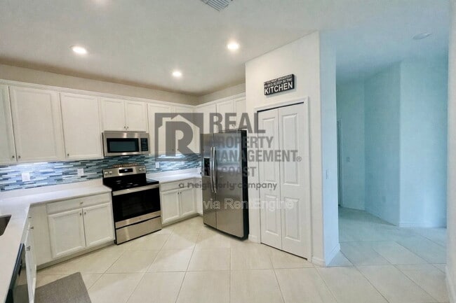 Building Photo - 2555 Vine Ave