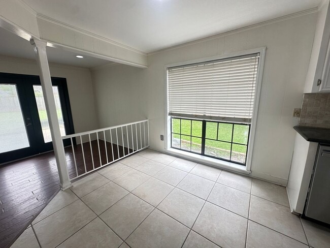 Building Photo - UPDATED IN TOWN SOUTH-LARGE 4/3 BRICK HOME-VERY NICE