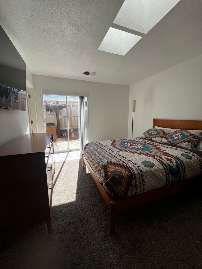 Building Photo - Beautifully FURNISHED Townhouse in a Great Location!