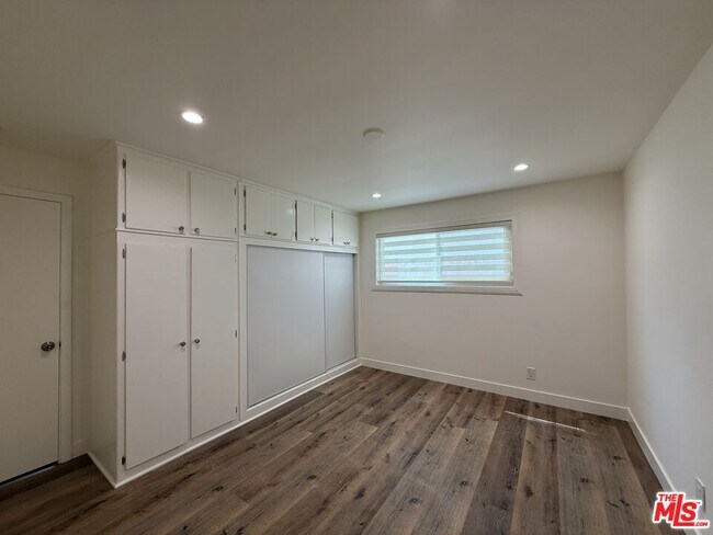 Building Photo - 2400 Vanderbilt Ln