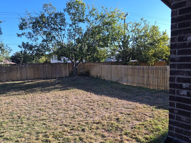 Very Large Yard - 7034 Comanche Star