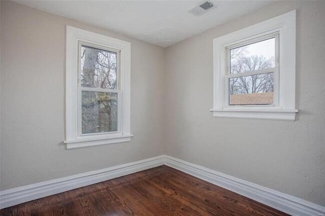 Building Photo - Fantastic 3bd/2ba home! Coming soon!