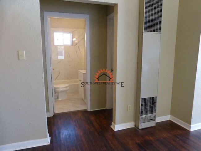 Building Photo - Super Cute 2 bedroom 1 bath home.