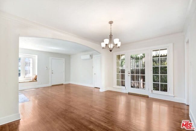 Building Photo - 942 Croft Ave