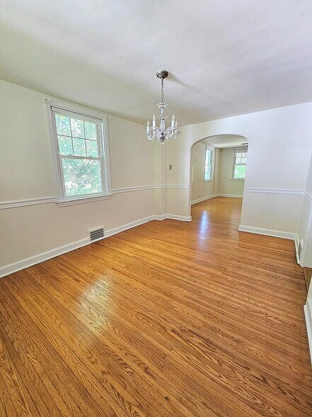 Building Photo - 738 E Railroad Ave