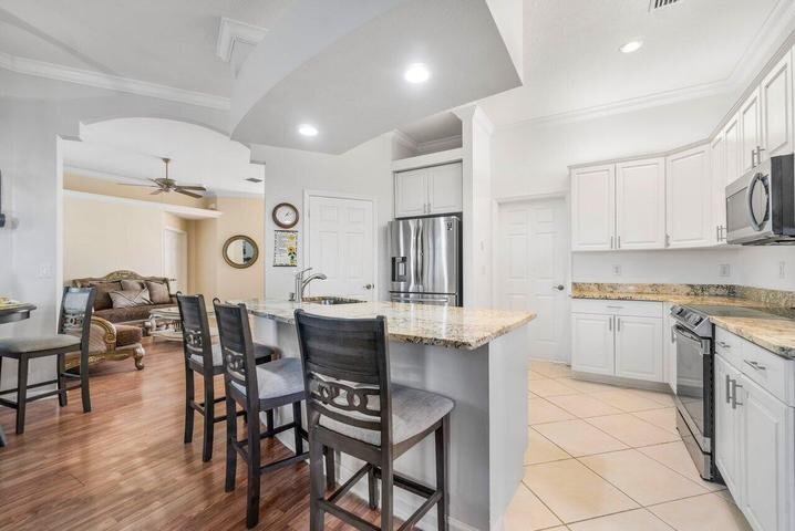 Building Photo - 146 Fernwood Crescent