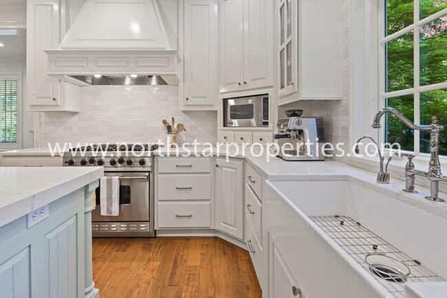 Building Photo - Custom Built Lake Oswego Home Near Lakerid...