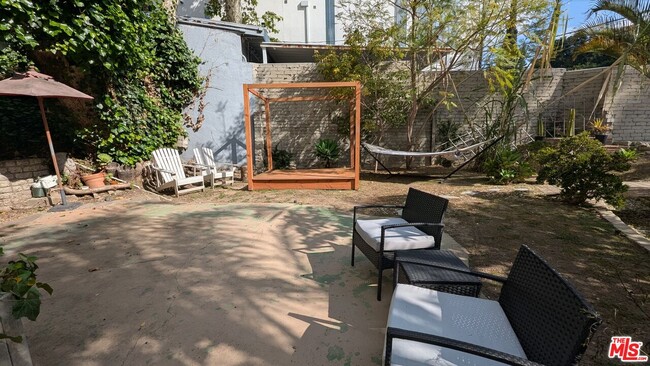 Building Photo - 1927 N Beverly Glen Blvd