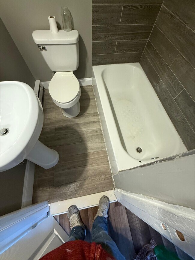 Building Photo - 660 N Yewdall St