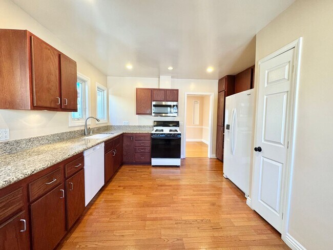 Building Photo - Naples Island Gem!