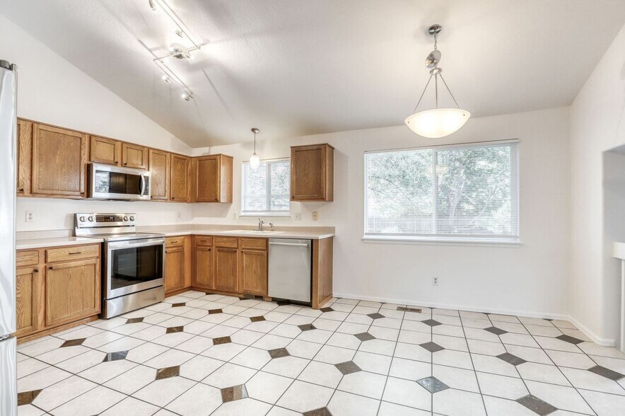Building Photo - 1633 Deerwood Dr