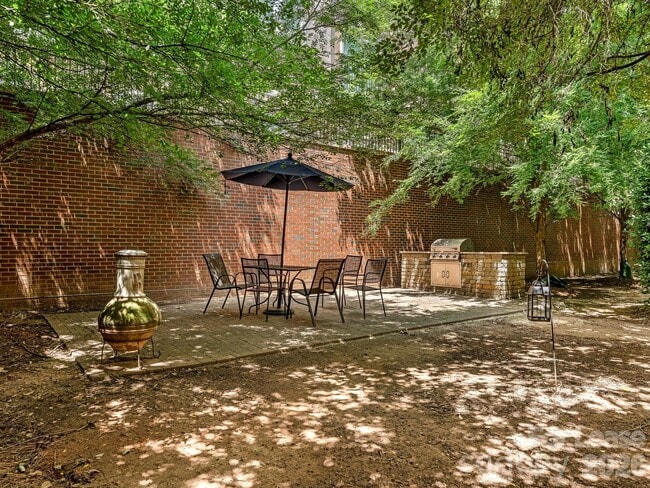 Building Photo - 924 Monticello Terrace