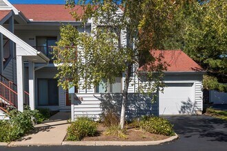 Building Photo - Gorgeous 3 Bedrooms 2 Bath Condo Lake View...