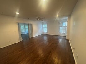 Building Photo - 3331 Coachmans Way