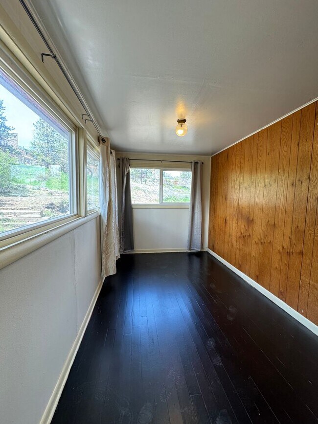 Building Photo - 2 bed 1 bath with view and basement