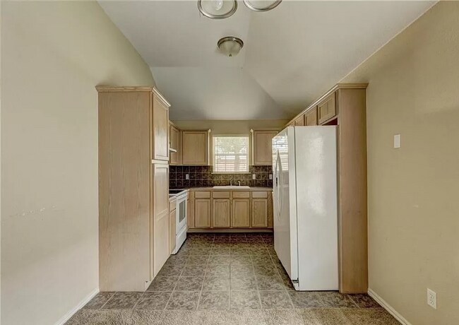 Building Photo - Gorgeous 3 bedroom 2 Bath and 2 Car Home in the Heart of Yukon