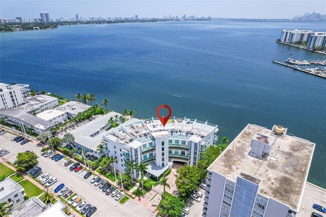 Building Photo - 2000 Bay Dr