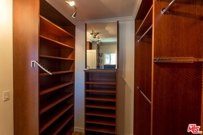 Building Photo - 5400 W 82nd St