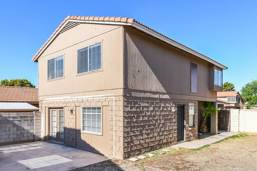 Building Photo - 1947 N Blackstone Dr