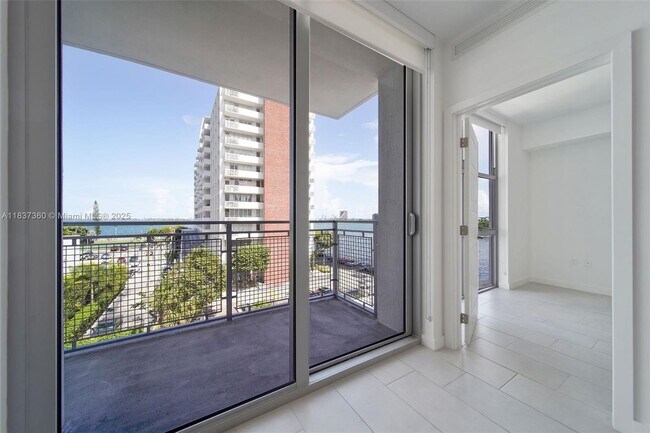 Building Photo - 2150 N Bayshore Dr