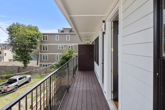 Building Photo - 532 E 3rd St