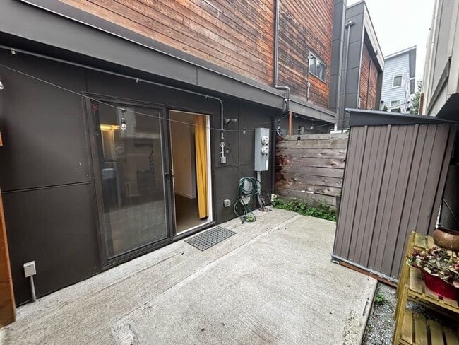 Building Photo - Modern Townhome For Lease Near Columbia City | 2 Bed | 2.5 Bath | A/C | Covered Parking