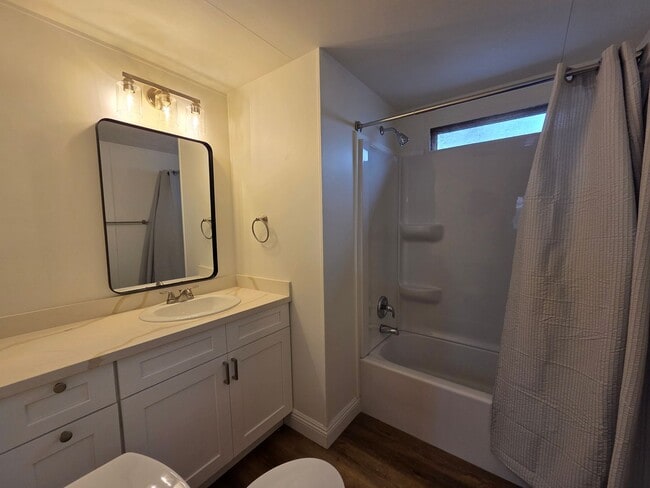 Building Photo - Newly refurbished 2 bedroom 1 Bath fully fenced manufactured home in Central Bullhead City.