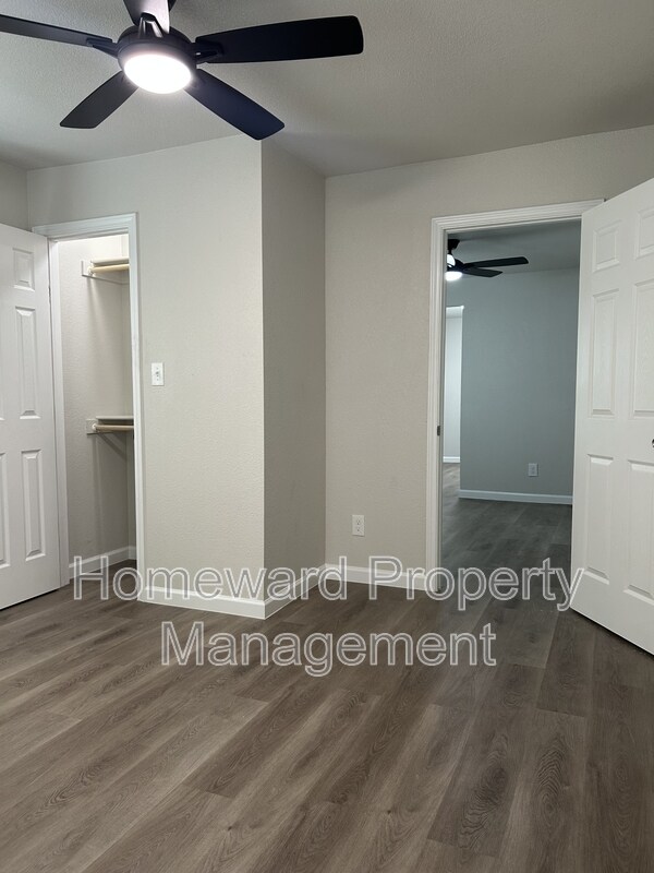 Building Photo - 407 N Justin Ave