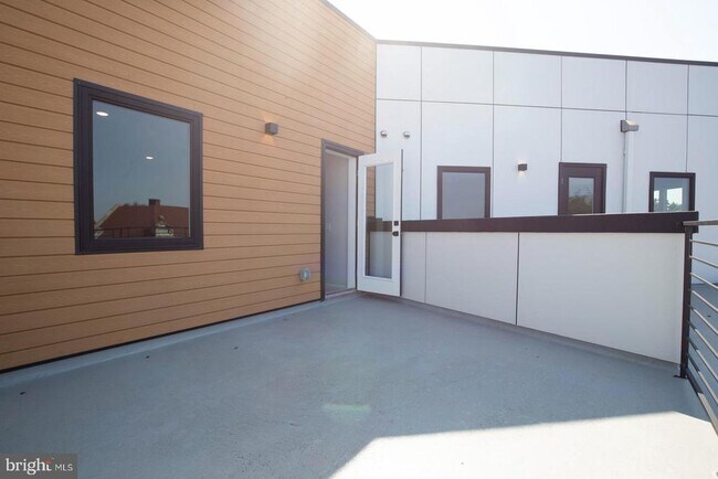 Building Photo - 3965 Lancaster Ave