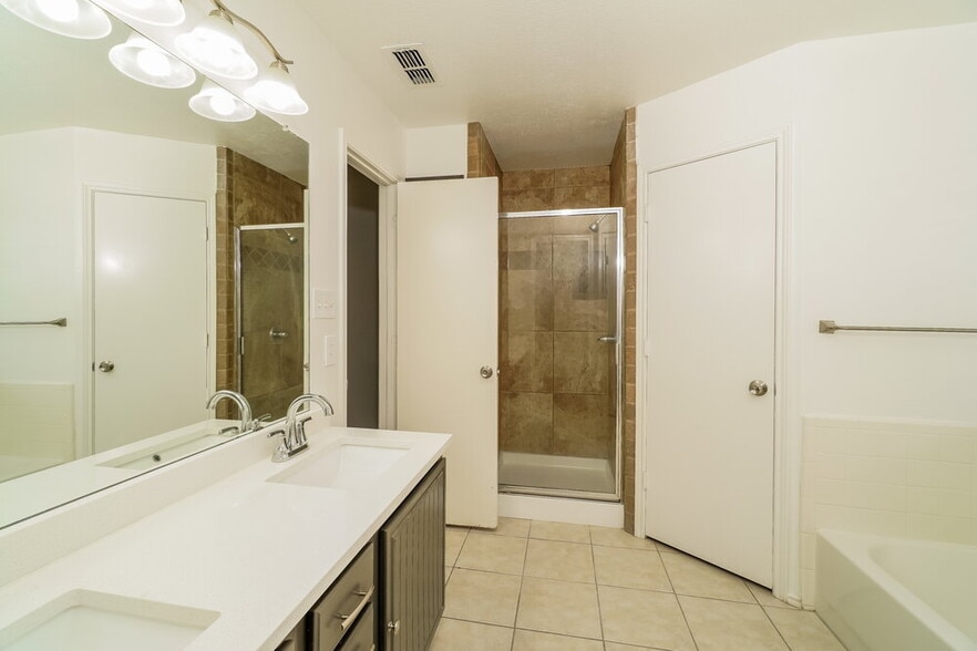 Building Photo - 100 Sandlewood Ln