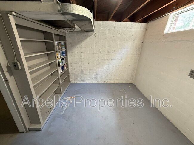 Building Photo - 1437 Valley St