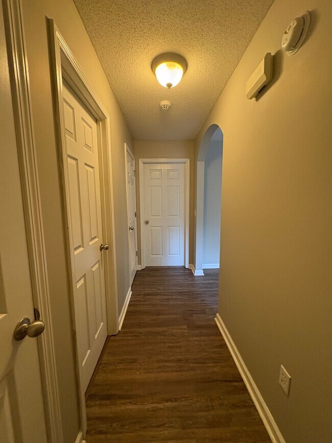 Building Photo - Hampton Place!