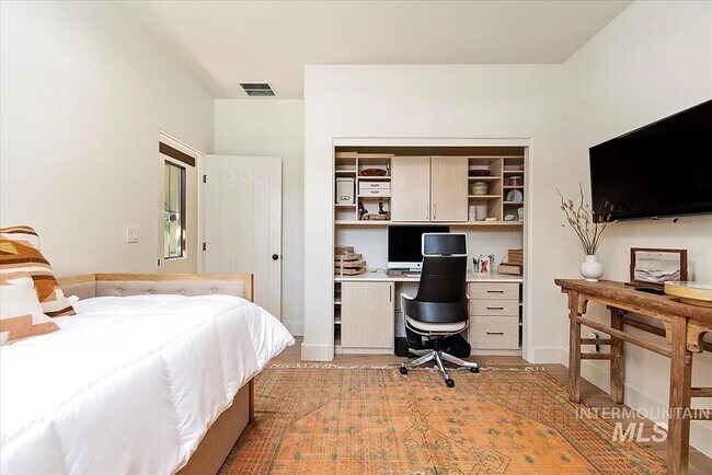 Building Photo - Stunning 4 Bedroom Home in The Shores | Luxury Meets Every Day Comfort