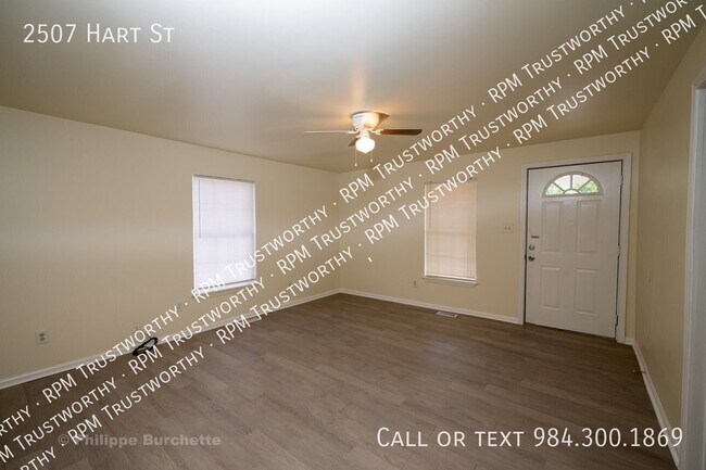 Building Photo - 2507 Hart St