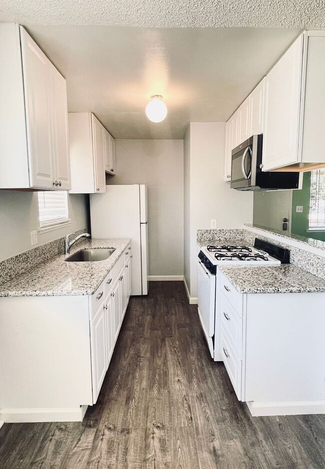 Building Photo - Lovely 2 Bedroom /  1 Bathroom for rent $2...