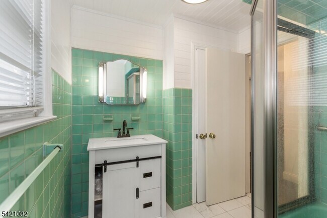 Building Photo - 145 Highview Terrace