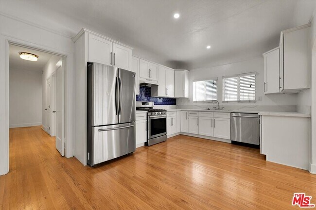 Primary Photo - 858 1/2 S Gramercy Pl