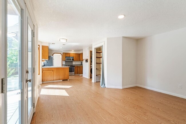 Building Photo - Comfortable 4-bdrm/2.5-bath home in Hillsb...