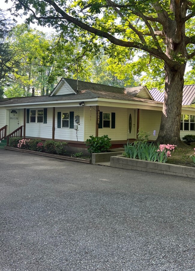 Building Photo - Adkins Rd House
