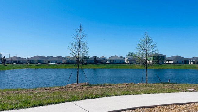 Building Photo - Welcome To Your NEWER Dream Home in the He...
