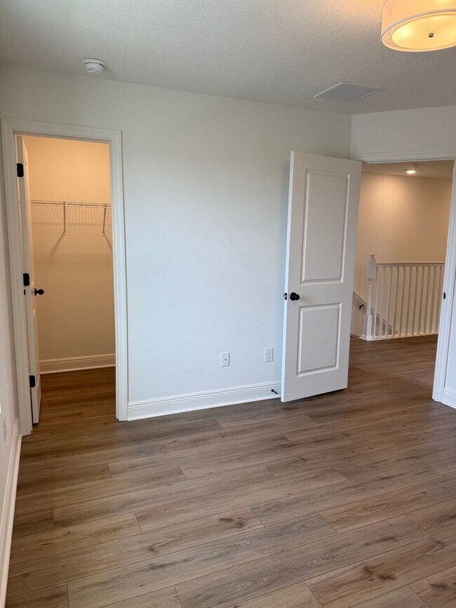 Building Photo - Beautiful 4 bedroom Home