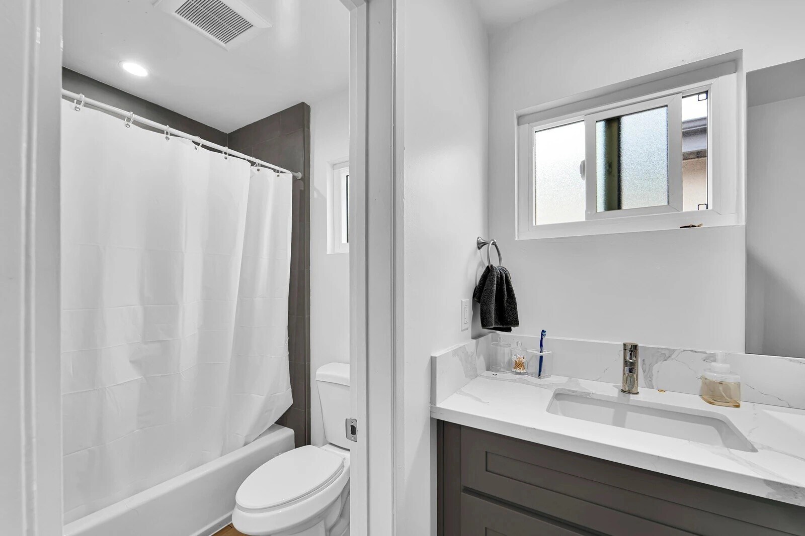 Building Photo - 1240 W 29th St