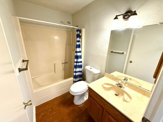 Building Photo - **MOVE IN SPECIAL!!** Spacious 2 Bedroom / 2 Bath Unit!