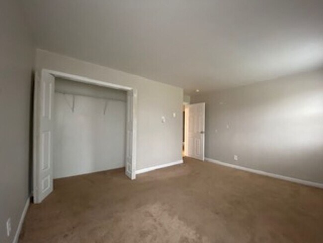 Building Photo - 59636 Rosedale Ave